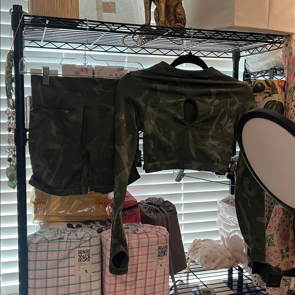 GYMSHARK ADAPT CAMO SEAMLESS LONG SLEEVE
CROP TOP & SHORTS SET, SMALL - Picture 8 of 8